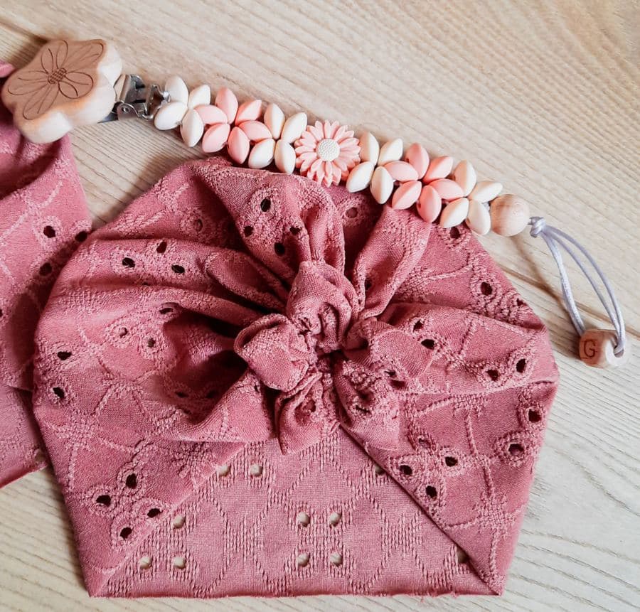 Attache fleurie rose avec initiale G et turban assorti