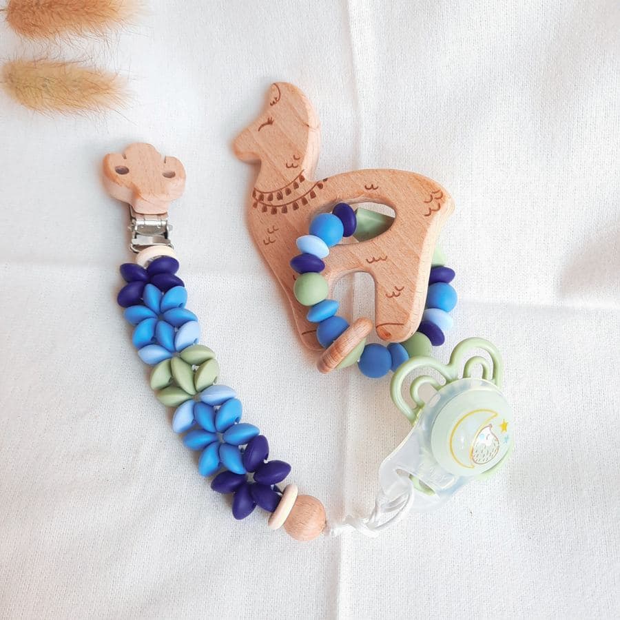Coffret avec attache bleue et anneau de dentition lama